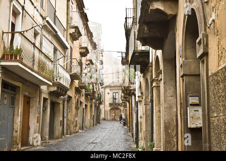 Gasse in Caltagirone, Sizilien, Italien Stockfoto