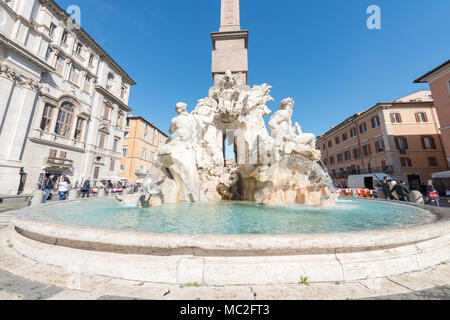 Rom, Italien, 08.MÄRZ 2018: Weitwinkel Bild der wichtigsten Brunnen auf der Piazza Navona in Rom, Italien Stockfoto