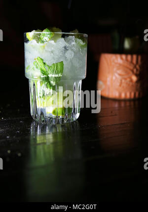 Cocktails mit Limettensaft und geriebenem Eis auf schwarzem Hintergrund Stockfoto