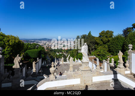 Braga, Portugal. Die Stadt Braga vom oberen Ende der Treppe des Bom Jesus do Monte Heiligtum gesehen. Die barocke Architektur. Stockfoto