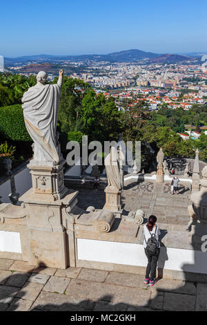 Braga, Portugal. Die Stadt Braga vom oberen Ende der Treppe des Bom Jesus do Monte Heiligtum gesehen. Die barocke Architektur. Stockfoto