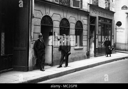 Männer läutenden Türglocke in Rue du Pelican, Paris, Frankreich 1934 Stockfoto