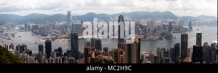 Ein Panorama Bild von Hong Kong von der Aussichtsterrasse des Peak Tower unter dem Gipfel des Victoria Peak Stockfoto