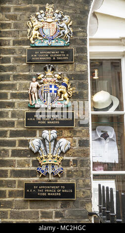 Royal Warrants der Termin außerhalb Ede & Ravenscroft, die älteste Schneider in London. Durch die königliche Ernennung Crest Stockfoto