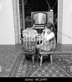 Zwei junge Kinder fernsehen, vor dem zu Bett - Zeit in Großbritannien, c 1967. Foto von Tony Henshaw Stockfoto