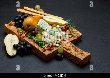 Birnen und Käse auf Holz Schneidebrett Stockfoto