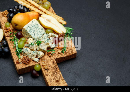 Birnen und Käse auf Holz Schneidebrett Stockfoto