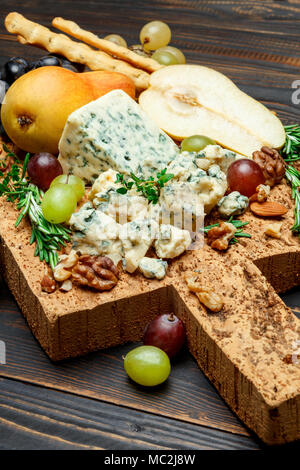 Birnen und Käse auf Holz Schneidebrett Stockfoto