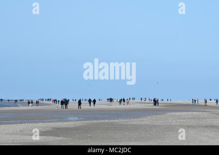 Die Leute am Strand von Blavand in Jütland, Dänemark. Stockfoto