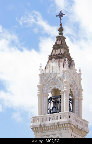 Glockenturm der Kirche St. Michael und St. Benedikt in Madrid, Spanien Stockfoto