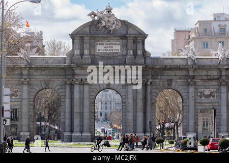 Tor von Alcalá (Puerta de Alcalá) neo-cassical Denkmal in Madrid, in der Nähe des Retiro Park Stockfoto