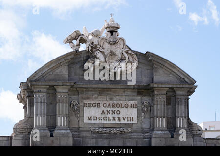 Nahaufnahme der Inschrift auf der Oberseite der neo-klassischen Bogen der Puerta de Alcalá (Alcalá-Tor) in Madrid, Spanien Stockfoto