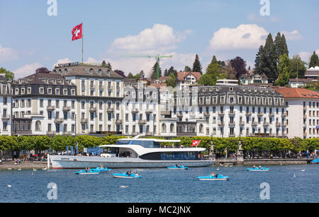 Luzern, Schweiz - 8 Mai, 2016: die Gebäude der Stadt entlang dem Vierwaldstättersee, Menschen in Booten auf dem See. Luzern ist eine Stadt im Zentrum der Schweiz, ich Stockfoto