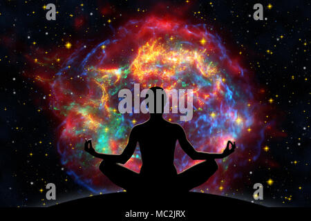 Weibliche yoga Abbildung gegen Universum Hintergrund mit Supernova Explosion. Stockfoto