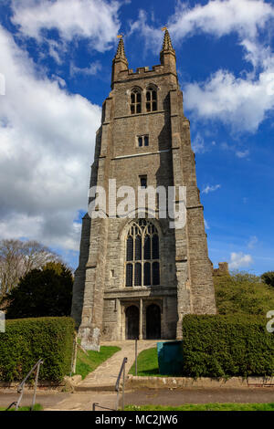 St. Mildred's Kirche und Kirchhof im frühen Frühling, Tenterden, Kent Stockfoto