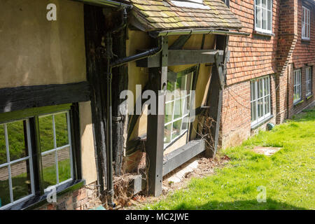 St. Mildred's Kirchhof im frühen Frühjahr und die Seitenwand des historischen Woolpack Hotel, Tenterden, Kent Stockfoto