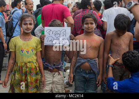 Dhaka, Bangladesch. 11 Apr, 2018. Die demonstranten Demonstration für eine grundlegende Reform der Quotenregelung für den Öffentlichen Dienst haben ihre Agitation aufgerufen, nachdem Premierminister Scheich Hasina sagten, daß es keine mehr wäre Quote sein. Aber es war nicht das, was sie gefordert haben für die letzten fünf Tage, Demonstranten sagte sie heute den Beschluss begrüßt haben und dass Sie hoffen, dass es bald implementiert wird. Credit: Tahir Hasan/Pacific Press/Alamy leben Nachrichten Stockfoto