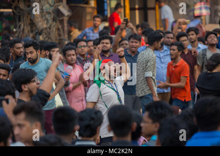 Dhaka, Bangladesch. 11 Apr, 2018. Die demonstranten Demonstration für eine grundlegende Reform der Quotenregelung für den Öffentlichen Dienst haben ihre Agitation aufgerufen, nachdem Premierminister Scheich Hasina sagten, daß es keine mehr wäre Quote sein. Aber es war nicht das, was sie gefordert haben für die letzten fünf Tage, Demonstranten sagte sie heute den Beschluss begrüßt haben und dass Sie hoffen, dass es bald implementiert wird. Credit: Tahir Hasan/Pacific Press/Alamy leben Nachrichten Stockfoto