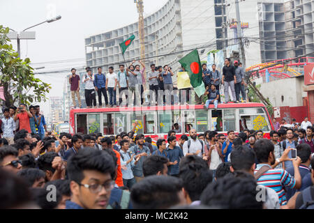 Dhaka, Bangladesch. 11 Apr, 2018. Die demonstranten Demonstration für eine grundlegende Reform der Quotenregelung für den Öffentlichen Dienst haben ihre Agitation aufgerufen, nachdem Premierminister Scheich Hasina sagten, daß es keine mehr wäre Quote sein. Aber es war nicht das, was sie gefordert haben für die letzten fünf Tage, Demonstranten sagte sie heute den Beschluss begrüßt haben und dass Sie hoffen, dass es bald implementiert wird. Credit: Tahir Hasan/Pacific Press/Alamy leben Nachrichten Stockfoto