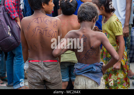 Dhaka, Bangladesch. 11 Apr, 2018. Die demonstranten Demonstration für eine grundlegende Reform der Quotenregelung für den Öffentlichen Dienst haben ihre Agitation aufgerufen, nachdem Premierminister Scheich Hasina sagten, daß es keine mehr wäre Quote sein. Aber es war nicht das, was sie gefordert haben für die letzten fünf Tage, Demonstranten sagte sie heute den Beschluss begrüßt haben und dass Sie hoffen, dass es bald implementiert wird. Credit: Tahir Hasan/Pacific Press/Alamy leben Nachrichten Stockfoto