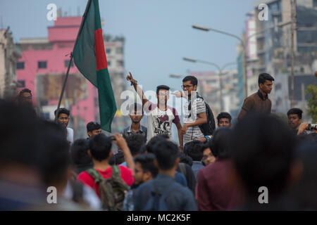 Dhaka, Bangladesch. 11 Apr, 2018. Die demonstranten Demonstration für eine grundlegende Reform der Quotenregelung für den Öffentlichen Dienst haben ihre Agitation aufgerufen, nachdem Premierminister Scheich Hasina sagten, daß es keine mehr wäre Quote sein. Aber es war nicht das, was sie gefordert haben für die letzten fünf Tage, Demonstranten sagte sie heute den Beschluss begrüßt haben und dass Sie hoffen, dass es bald implementiert wird. Credit: Tahir Hasan/Pacific Press/Alamy leben Nachrichten Stockfoto