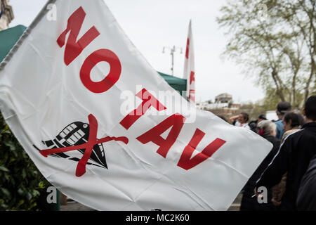 Mobilisierung No Tav im Warten auf die Entscheidung des Obersten Gerichtshofes vom 11. April 2018 in Rom, Italien. Der Oberste Kassationsgerichtshof wird voraussichtlich auf der 'Maxi-Prozess' der NO TAV Bewegung zu regieren. 53 Aktivistinnen wurden mit Widerstand am 27. Juni 2011 an der Freien Republik Maddalena Vertreibung aufgeladen und die Belagerung der Chiomonte Werft am 3. Juli 2011. No TAV ist eine italienische Protestbewegung vom Susa-tal in Piemont. Es spricht sich gegen die Schaffung der neuen High speed Bahnstrecke zwischen Turin und Lyon in Franceon in Rom, Italien (Foto von Andrea Ronchini/Pacific Press) Stockfoto