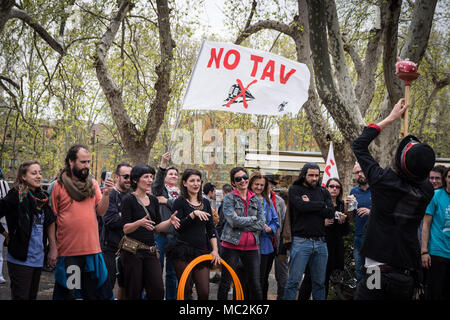 Mobilisierung No Tav im Warten auf die Entscheidung des Obersten Gerichtshofes vom 11. April 2018 in Rom, Italien. Der Oberste Kassationsgerichtshof wird voraussichtlich auf der 'Maxi-Prozess' der NO TAV Bewegung zu regieren. 53 Aktivistinnen wurden mit Widerstand am 27. Juni 2011 an der Freien Republik Maddalena Vertreibung aufgeladen und die Belagerung der Chiomonte Werft am 3. Juli 2011. No TAV ist eine italienische Protestbewegung vom Susa-tal in Piemont. Es spricht sich gegen die Schaffung der neuen High speed Bahnstrecke zwischen Turin und Lyon in Franceon in Rom, Italien (Foto von Andrea Ronchini/Pacific Press) Stockfoto