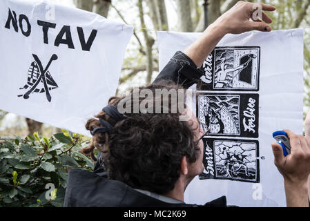 Mobilisierung No Tav im Warten auf die Entscheidung des Obersten Gerichtshofes vom 11. April 2018 in Rom, Italien. Der Oberste Kassationsgerichtshof wird voraussichtlich auf der 'Maxi-Prozess' der NO TAV Bewegung zu regieren. 53 Aktivistinnen wurden mit Widerstand am 27. Juni 2011 an der Freien Republik Maddalena Vertreibung aufgeladen und die Belagerung der Chiomonte Werft am 3. Juli 2011. No TAV ist eine italienische Protestbewegung vom Susa-tal in Piemont. Es spricht sich gegen die Schaffung der neuen High speed Bahnstrecke zwischen Turin und Lyon in Franceon in Rom, Italien (Foto von Andrea Ronchini/Pacific Press) Stockfoto