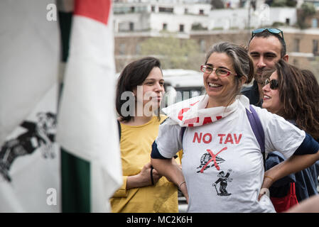 Mobilisierung No Tav im Warten auf die Entscheidung des Obersten Gerichtshofes vom 11. April 2018 in Rom, Italien. Der Oberste Kassationsgerichtshof wird voraussichtlich auf der 'Maxi-Prozess' der NO TAV Bewegung zu regieren. 53 Aktivistinnen wurden mit Widerstand am 27. Juni 2011 an der Freien Republik Maddalena Vertreibung aufgeladen und die Belagerung der Chiomonte Werft am 3. Juli 2011. No TAV ist eine italienische Protestbewegung vom Susa-tal in Piemont. Es spricht sich gegen die Schaffung der neuen High speed Bahnstrecke zwischen Turin und Lyon in Franceon in Rom, Italien (Foto von Andrea Ronchini/Pacific Press) Stockfoto