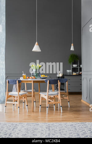 Offenes Licht gelb Küche aus Holz Schranktür Schrank mit vielen weißen und  sauberes Geschirr, Teller und Tassen auf Regalen closeup Stockfotografie -  Alamy