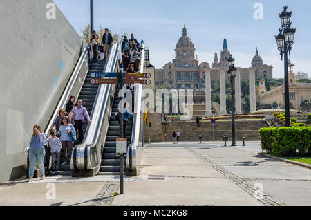 Die Menschen aufsteigen, eine Rolltreppe. In der Ferne ist der Calaonia National Art Museum. Stockfoto