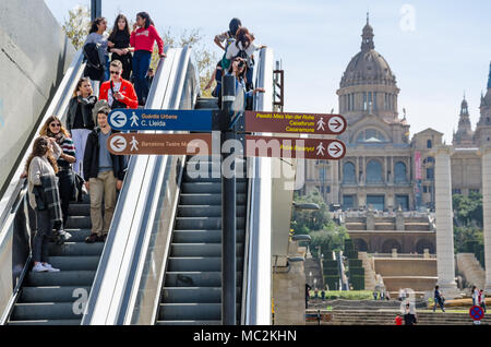 Die Menschen aufsteigen, eine Rolltreppe. In der Ferne ist der Calaonia National Art Museum. Stockfoto