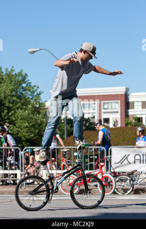 Ein junger Mann, den Praktiken seiner Flatland Tricks vor Beginn der BMX-Trans Jam Wettbewerb am 26. April 2014 in Athen, Ga. Stockfoto