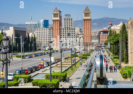 Ein Blick auf die Avinguda de la Reina Maria Cristina in Richtung der venezianischen Türmen in Barcelona, Spanien. Stockfoto