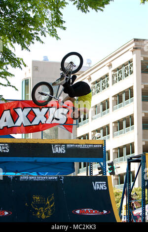 Athen, GA, Vereinigte Staaten - 26 April 2014: Ein junger Mann Praktiken seine Sprünge und Spiegelungen, die beim BMX Trans Jam Wettbewerb auf den Straßen der Innenstadt von Athen. Stockfoto