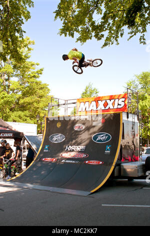 Ein junger Mann, den Praktiken seiner Rampe springt vor Beginn der BMX-Trans Jam Wettbewerb am 26. April 2014 in Athen, Ga. Stockfoto