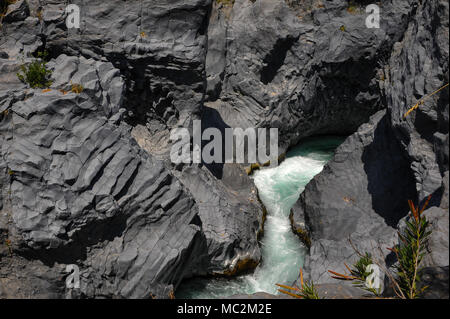 Schwarze vulkanische Felsformationen und rauschenden Wasser in der Alcantara-schlucht, Sizilien Stockfoto