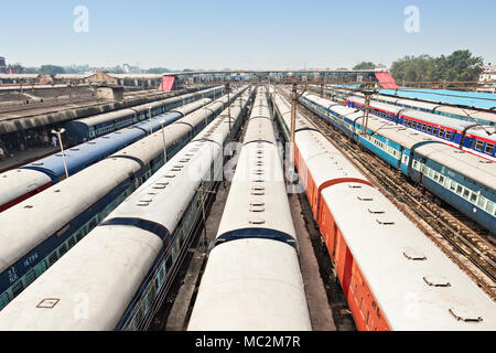 Viele Züge am Bahnhof Neu Delhi, Indien Stockfoto