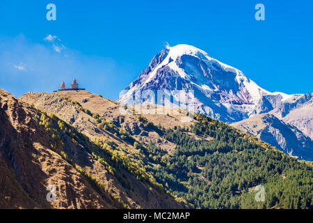 Mount Kazbek Blick von Stepantsminda Stadt in Georgien. Es ist eine stille Stratovulkan und eines der wichtigsten Berge des Kaukasus. Stockfoto