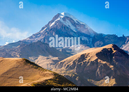 Mount Kazbek Blick von Stepantsminda Stadt in Georgien. Es ist eine stille Stratovulkan und eines der wichtigsten Berge des Kaukasus. Stockfoto