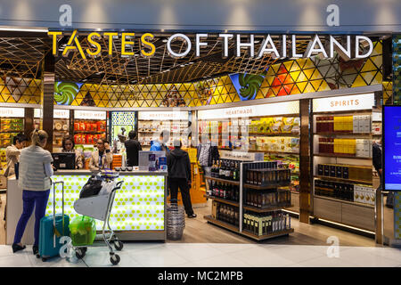 BANGKOK, THAILAND - 15. OKTOBER 2014: Duty free shop im internationalen Flughafen Suvarnabhumi in Bangkok, Thailand Stockfoto