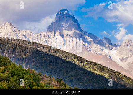 Ushba ist einer der bemerkenswertesten Gipfel des Kaukasus. Es ist in der Region Swanetien in Georgien befindet. Stockfoto