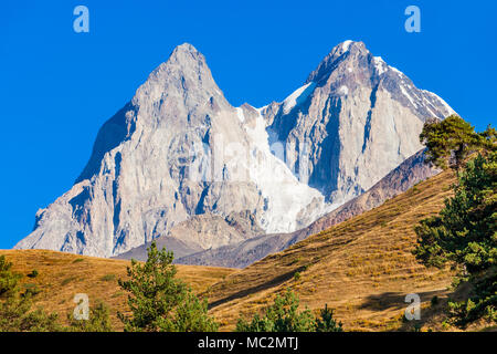 Ushba ist einer der bemerkenswertesten Gipfel des Kaukasus. Es ist in der Region Swanetien in Georgien befindet. Stockfoto