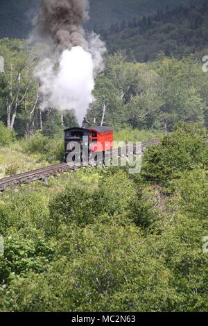 Zahnstange und Ritzel Lokomotive drücken Trainer den Berg hinauf auf den Mt. Washington Zahnradbahn in New Hampshire Stockfoto