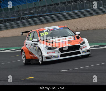 Silverstone, Towcester, Northamptonshire, England, Sonntag, 1. April 2018. Lewis Kent, Hyundai i30N TCR, in der Eröffnungs-TCR UK Race Wochenende. TCR UK Stockfoto