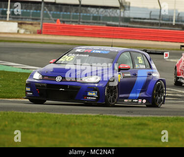 Silverstone, Towcester, Northamptonshire, England, Sonntag, 1. April 2018. Jessica Backman, Volkswagen Golf GTi TCR, in der Eröffnungs-TCR UK Race Weeke Stockfoto