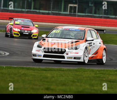 Silverstone, Towcester, Northamptonshire, England, Sonntag, 1. April 2018. Lewis Kent, Hyundai i30N TCR, in der Eröffnungs-TCR UK Race Wochenende. TCR UK Stockfoto