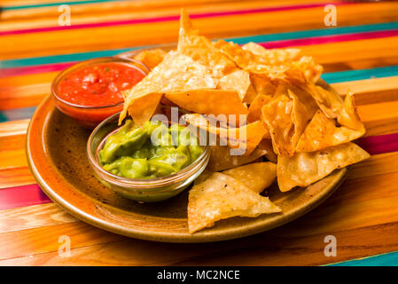 Chips, Nachos auf einer Platte Stockfoto