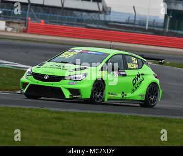 Silverstone, Towcester, Northamptonshire, England, Sonntag, 1. April 2018. Darelle Wilson, Vauxhall Astra TCR, in der Eröffnungs-TCR UK Race Wochenende. TC Stockfoto