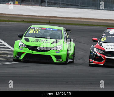 Silverstone, Towcester, Northamptonshire, England, Sonntag, 1. April 2018. Darelle Wilson, Vauxhall Astra TCR, in der Eröffnungs-TCR UK Race Wochenende. TC Stockfoto